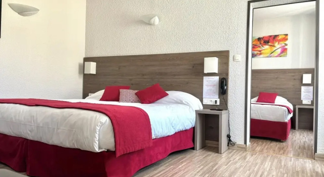 Четырёхместный номер Comfort Hôtel de France Contact-Hôtel