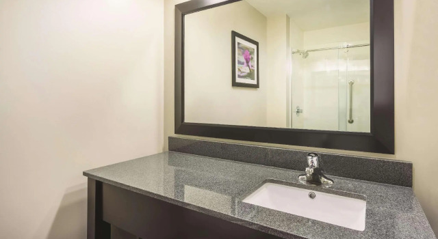 Двухместный номер La Quinta Inn & Suites by Wyndham Clifton Park Saratoga Area 1749 Route 9