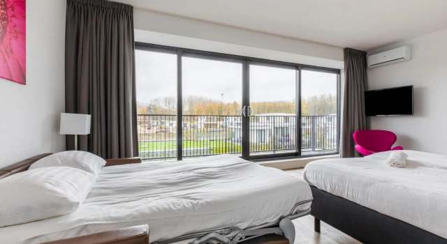 Brand new Luxury Villa on a Small-scale Park With its own Jetty, Rezerwuj Willa Hotele w Veluwe z parkingiem, Parking