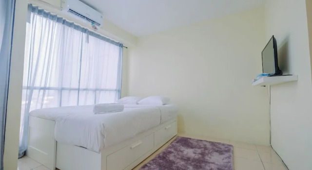 Номер Standard Tifolia Studio Apartment with Double Bed near LRT Station