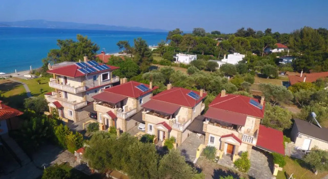 Villa Argo 3 - Beachfront, Big gardens, Location!, Book Villa Pefkohori 