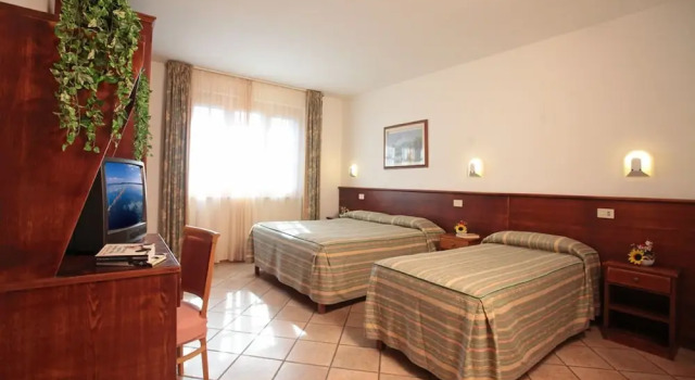Трёхместный номер Standard Tris Hotel