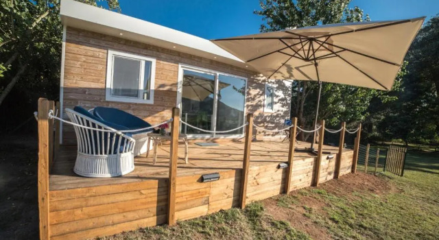 Коттедж с 2 комнатами с видом на озеро Cottage Beach Vico