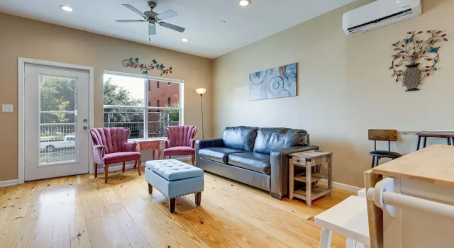 Апартаменты c 1 комнатой с балконом Game Room w/ Pool Table! Downtown Mobile Condo