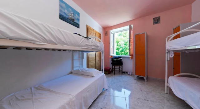 Кровать в общем номере (женский номер) ring hostel