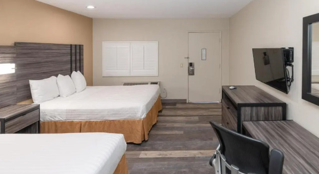 Четырёхместный номер Standard Crown Motel