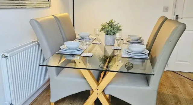 Stylish 3 Bed Home Parking City centre, Забронировать Гостевой дом Гостевые дома Манчестера, рядом с Стадион AO Arena, Гостевой дом