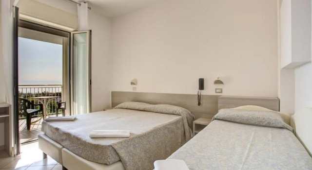 Трёхместный номер Standard с видом на море Hotel Amedea