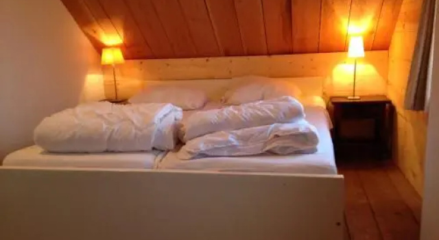 Dijkhuisje, Book Hotel IJzendijke 