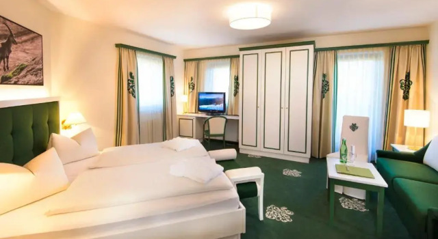 Hotel Zum Jungen Römer, Забронировать Отель Отели Радштадт с бассейном, рядом с 8-местный подъемник Кенигслеен №1, Бассейн