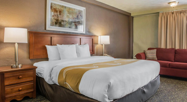 Quality Inn University Center, Забронировать Отель Отели Питтсбурга с парковкой, рядом с UPMC Matilda H. Theiss Health Center, Парковка
