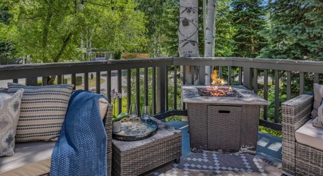 5 BR Updated Aspen Home - Stunning Views, Забронировать Отель Отели и гостиницы Аспен, рядом с Aspen Golf and Tennis Club, Отель