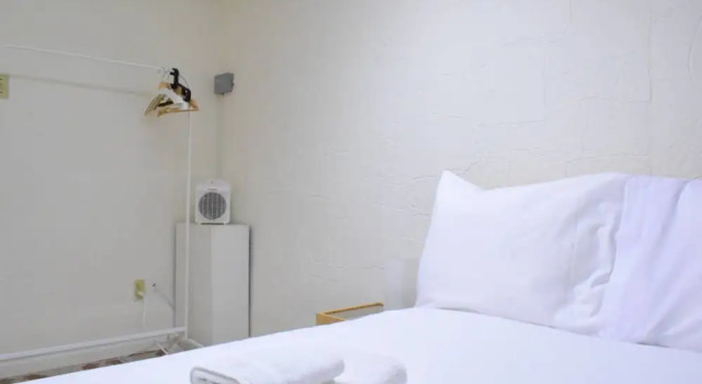 Central Basement Unit in Little Italy Close To Subway, Varaa Hotelli Toronto 