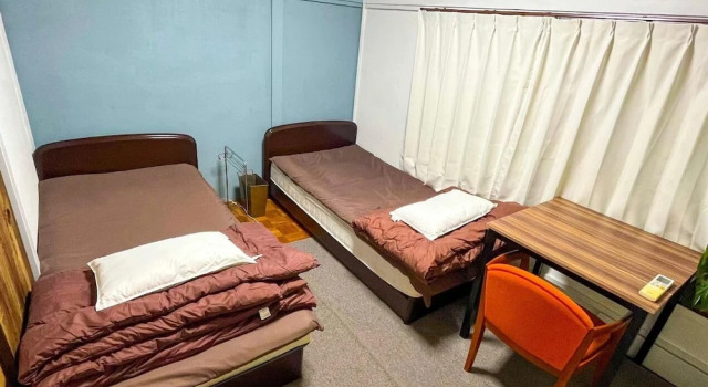 温泉街の入り口にあるゲストハウス SLOW HOUSE yugawara, Buchen Sie Hostel Yugawara Kanagawa