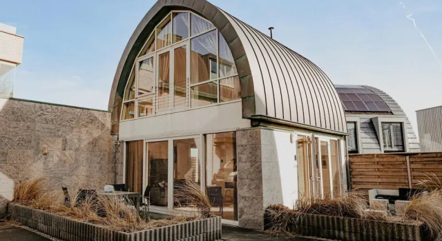 Коттедж с балконом Luxury Apartment Near the Beach