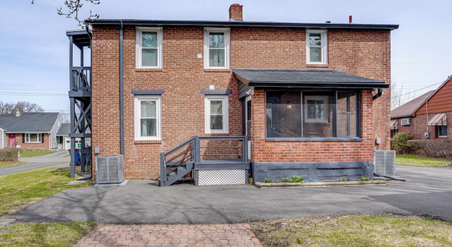 4 Mi to Waterfront: 2-unit Combo in Kingston!, Book Feriehus Sommerhuse i Lincoln Park, Hytte