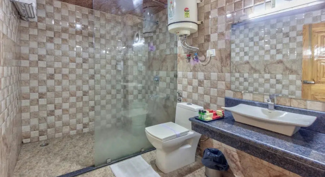 Полулюкс Grand Krisa Resort & SPA, Manali Experience Luxury With all Weather ACs in Every Room