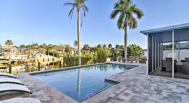 Коттедж Beach House w/ Pool: 3 Mi to Anna Maria Island!
