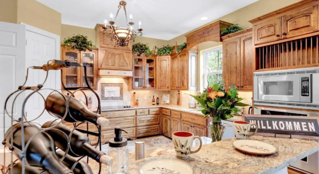 Коттедж Luxury On Main St! Stunning Home in Heart of Fred!
