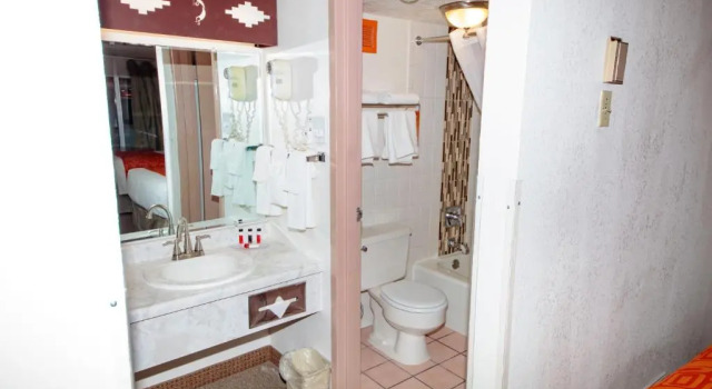 Четырёхместный номер Standard Howard Johnson by Wyndham Gallup