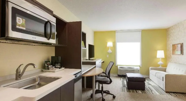 Номер Standard Home2 Suites by Hilton Canton