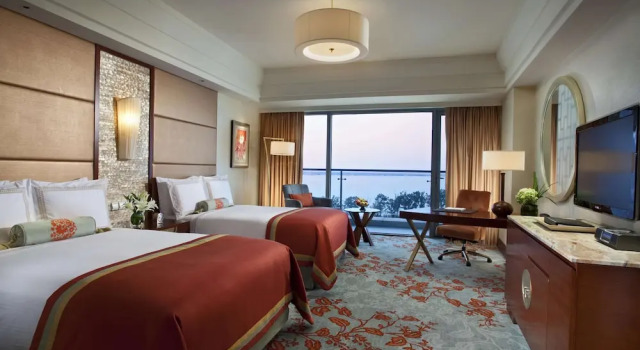 Четырёхместный номер Standard с балконом и с видом на озеро Fairmont Yangcheng Lake