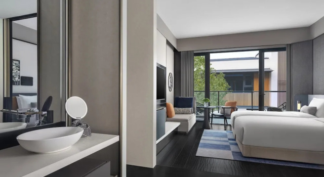 Номер Standard с балконом Kimpton Suzhou Bamboo Grove by IHG