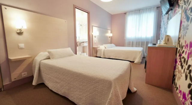 Трёхместный номер Superior Logis Hôtel Restaurant Clair Cottage, Chisseaux - Chenonceaux