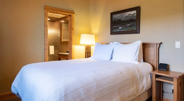 Люкс с балконом Gallatin River Lodge