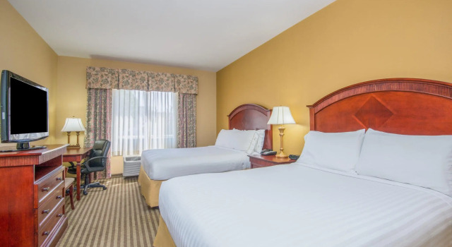 Четырёхместный номер Standard Holiday Inn Express Enid-Highway 412 by IHG