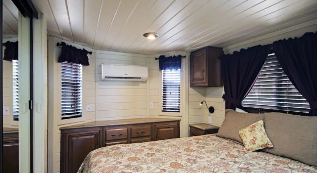 Коттедж Vines RV Resort