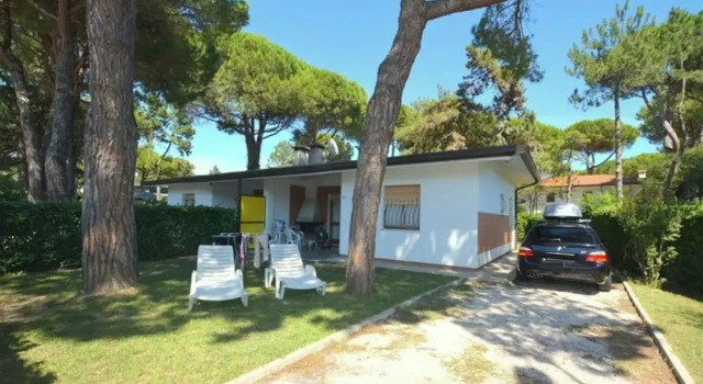 Pretty Villa Ideal for Families in Lignano Sabbiadoro, Book Villa Hoteller i Friuli Venezia Giulia med parkering, Parkering