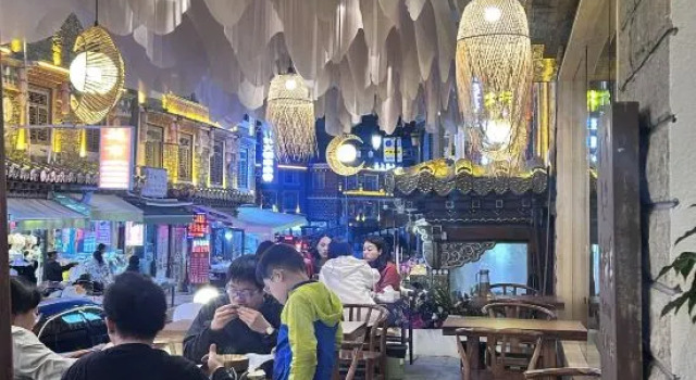 Iron-eating Beast · Designer Homestay (Changpinggou Scenic Area Store), Prenota Hotel Ngawa Cina