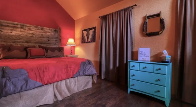 Travis Street Cottages, Забронировать Отель Гранбери Dallas - Fort Worth Metropolitan Area, рядом с Hood County Jail and Historical Museum
