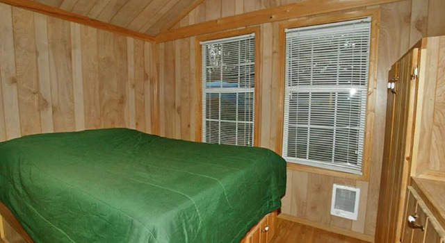 Arrowhead Camping Resort Deluxe Cabin 4, Забронировать Кемпинг Отели Douglas Center с парковкой, Парковка