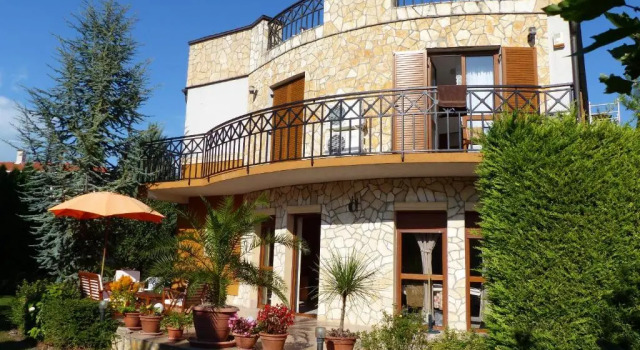 Коттедж с 6 комнатами Toscana Lakeside Apartments I - II