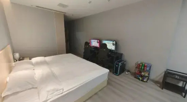 Peach Boutique Hotel (Xinyang Qiansheng Department Store Railway Station)