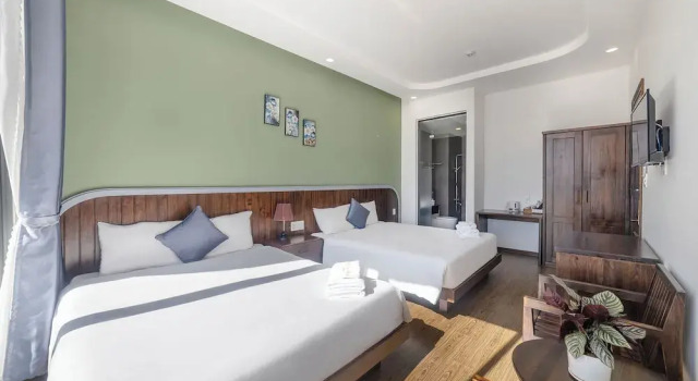 Четырёхместный семейный номер Standard с балконом Mega Sky Dalat Hotel