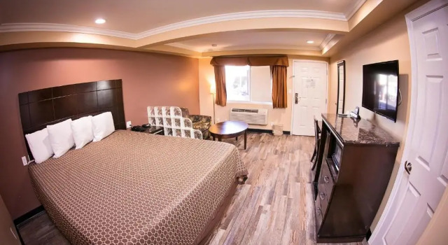 Люкс Rodeway Inn & Suites Bellflower