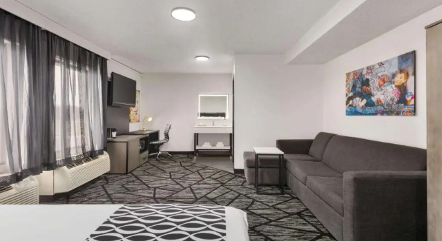 Двухместный люкс c 1 комнатой La Quinta Inn & Suites by Wyndham Cleveland Airport West