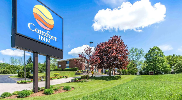 Кровать в общем номере Comfort Inn