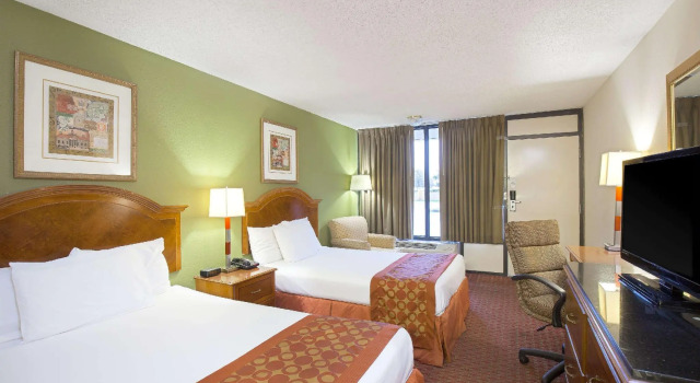 Четырёхместный номер Standard Baymont by Wyndham Lafayette