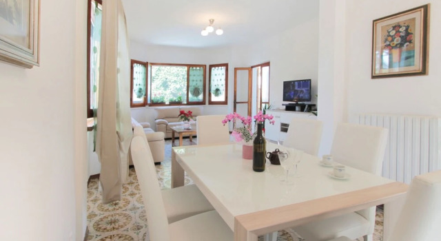 Villa Sandra by Interhome, Забронировать Отель Отели Форте-дей-Марми с парковкой, рядом с Пляж Форте-дей-Марми, Парковка