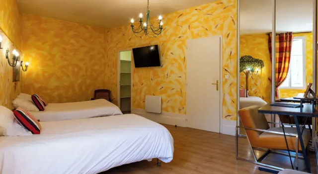 Трёхместный номер Standard c 1 комнатой Logis Hôtel de la Tour Libourne