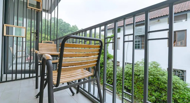 Двухместный номер Standard с балконом Hangzhou Ziwei Boutique Homestay