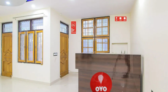 OYO 13478 Hotel Surabhi Garden, Забронировать Отель Отели Гомти Нагара с парковкой, Парковка