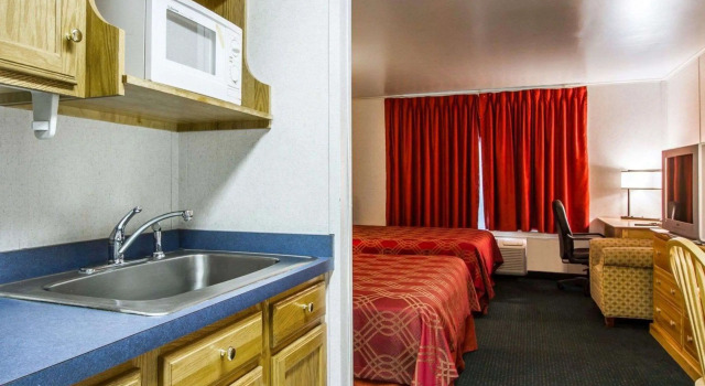 Четырёхместный люкс Rodeway Inn & Suites Brunswick near Hwy 1