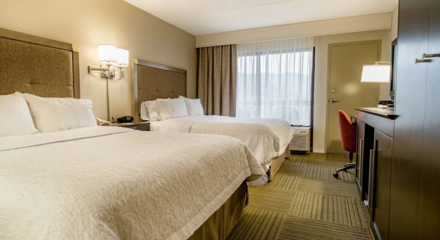 Четырёхместный номер Standard с балконом Hampton Inn Caryville-I-75/Cove Lake-State Park