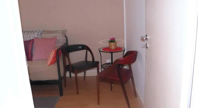 Sunny orange garden apartment in central Lisbon