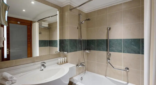 Двухместный номер Premium с видом на город Crowne Plaza Amman by IHG